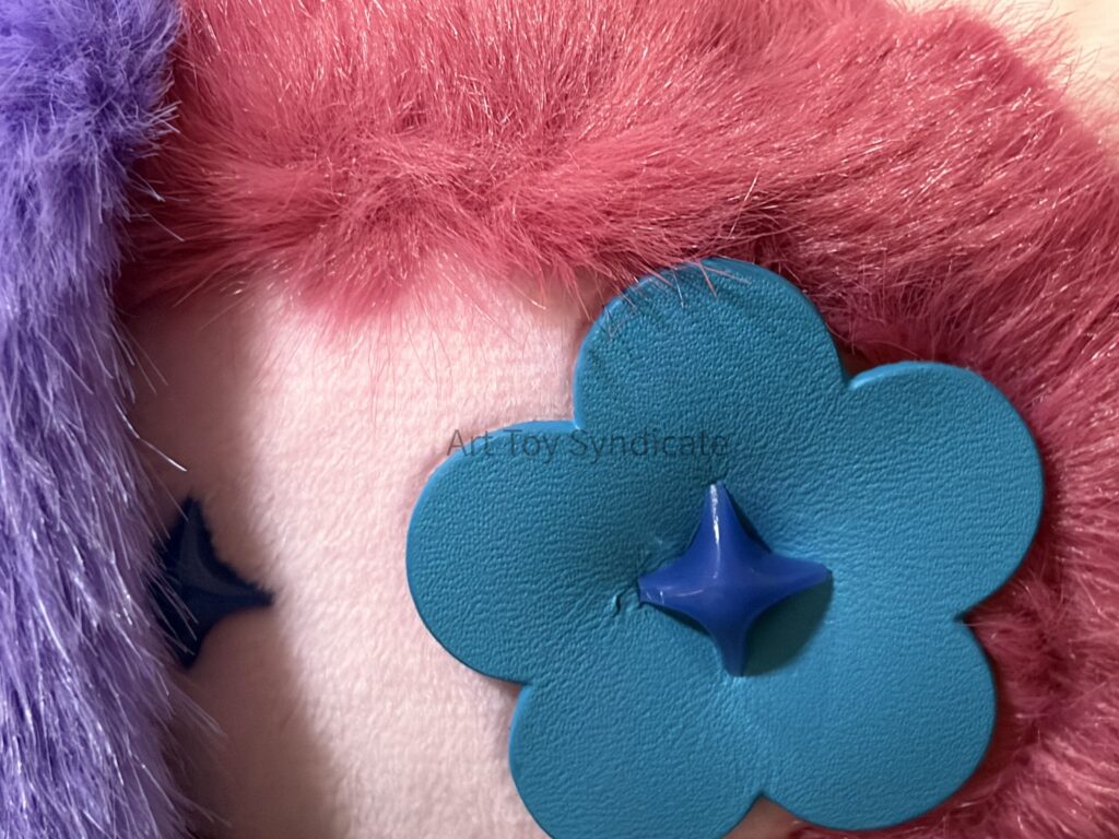 juju Mismatched「Cookie」の顔アップ。青色の花と青色のダイヤ型の芯パーツ。